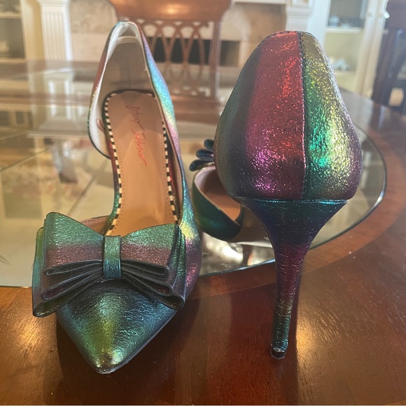 Betsey Johnson Sz 10 Stilettos, Rainbow High Heels Metallic Fancy Bow Pumps - Picture 4 of 9